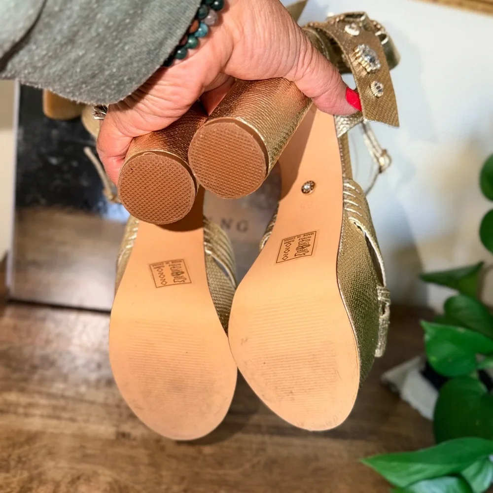 Azalea Wang measurements heel
